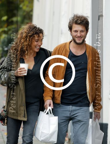 Amsterdam 6 november 2016
Katja Schuurman met haar vriend en aanstaande man Freek van  Noortwijk doen samen boodschappen
