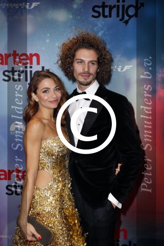Amsterdam 24 oktober 2016
Premiere Hartenstrijd in Tuschinski. Georgina Verbaan met vriend Bram v Leeuwen