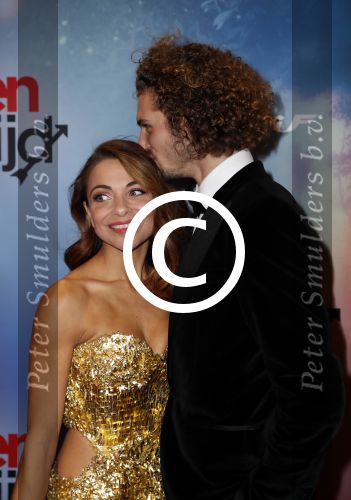 Amsterdam 24 oktober 2016
Premiere Hartenstrijd in Tuschinski. Georgina Verbaan met vriend Bram v Leeuwen