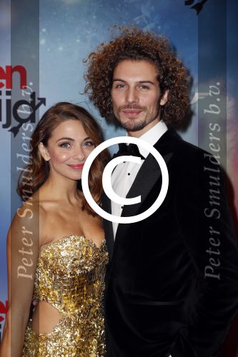 Amsterdam 24 oktober 2016
Premiere Hartenstrijd in Tuschinski. Georgina Verbaan met vriend Bram v Leeuwen