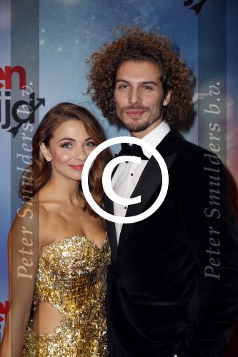 Amsterdam 24 oktober 2016
Premiere Hartenstrijd in Tuschinski. Georgina Verbaan met vriend Bram v Leeuwen
