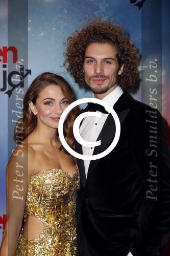 Amsterdam 24 oktober 2016
Premiere Hartenstrijd in Tuschinski. Georgina Verbaan met vriend Bram v Leeuwen