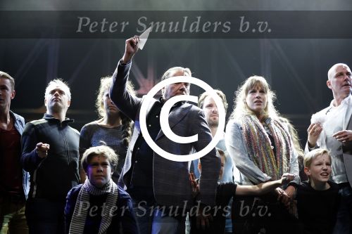 Schiedam 26 oktober 2016
Presentatie cast Ciske de Rat met oa Danny de Munk Bas Keijzer Ad Knippels Brigiite Nijman Ellen evers Sophie Veldhuizen en Boris v d Ham in schouwburg Schiedam. Albert Verlinde is er names stage entertainment. Ger Otte