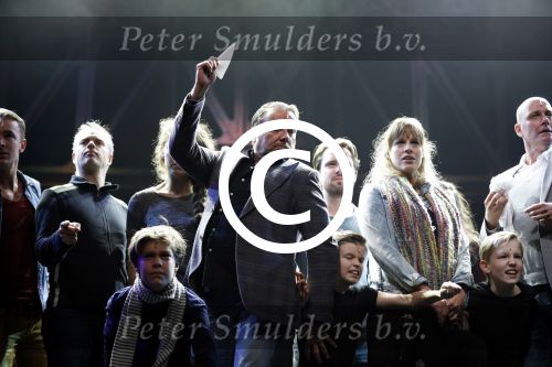 Schiedam 26 oktober 2016
Presentatie cast Ciske de Rat met oa Danny de Munk Bas Keijzer Ad Knippels Brigiite Nijman Ellen evers Sophie Veldhuizen en Boris v d Ham in schouwburg Schiedam. Albert Verlinde is er names stage entertainment. Ger Otte