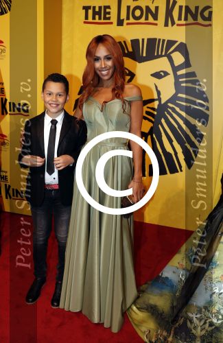 Scheveningen 30 oktober 2016
Premiere the lion king in het circustheater. Glennis Grace met zoontje Tony