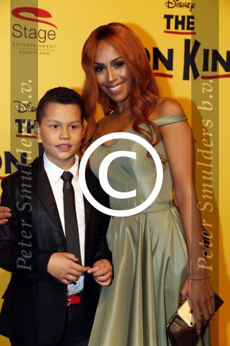Scheveningen 30 oktober 2016
Premiere the lion king in het circustheater. Glennis Grace met zoontje Tony