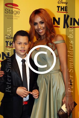 Scheveningen 30 oktober 2016
Premiere the lion king in het circustheater. Glennis Grace met zoontje Tony