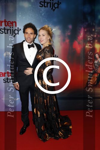 Amsterdam 24 oktober 2016
Premiere Hartenstrijd in Tuschinski. Hadewych Minis met haar man Tibor Lukacs