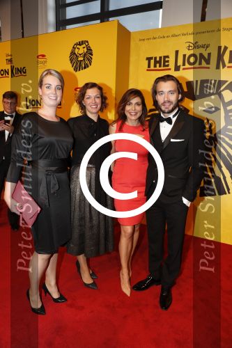 Scheveningen 30 oktober 2016
Premiere the lion king in het circustheater.
Heleen v Royen met vriend Bart en zijn familie