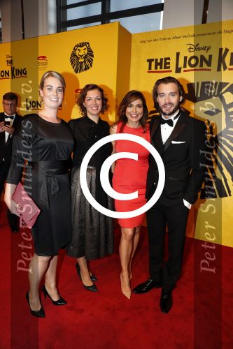Scheveningen 30 oktober 2016
Premiere the lion king in het circustheater.
Heleen v Royen met vriend Bart en zijn familie