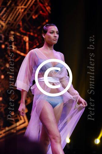 Amsterdam 25 oktober 2016
Finale Hollands Next topmodel gepresenteerd door Anouk Smulders met de finalisten Akke Marije Colette Emma en Noor. Juryleden Fred v Leer Anna Nooshin en Alek Bruessing.
