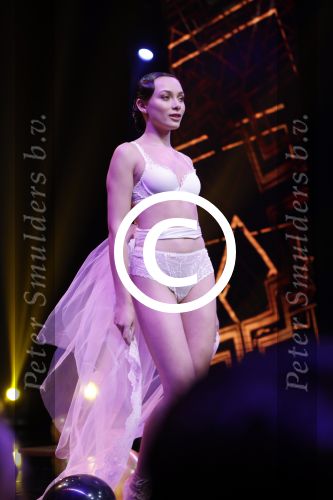 Amsterdam 25 oktober 2016
Finale Hollands Next topmodel gepresenteerd door Anouk Smulders met de finalisten Akke Marije Colette Emma en Noor. Juryleden Fred v Leer Anna Nooshin en Alek Bruessing.