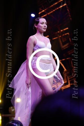 Amsterdam 25 oktober 2016
Finale Hollands Next topmodel gepresenteerd door Anouk Smulders met de finalisten Akke Marije Colette Emma en Noor. Juryleden Fred v Leer Anna Nooshin en Alek Bruessing.