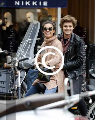 Amsterdam 8 oktober 2016
Holly Brood met vriend Soy Kroon op vespa scooter
