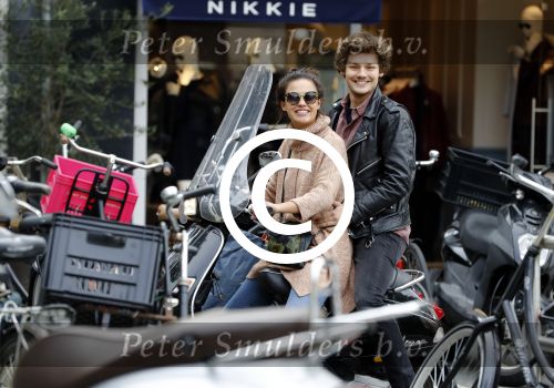 Amsterdam 8 oktober 2016
Holly Brood met vriend Soy Kroon op vespa scooter