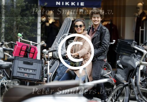 Amsterdam 8 oktober 2016
Holly Brood met vriend Soy Kroon op vespa scooter