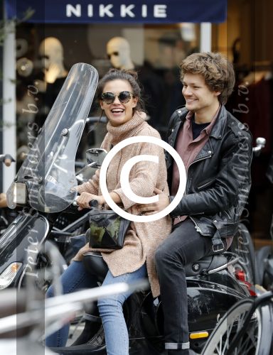 Amsterdam 8 oktober 2016
Holly Brood met vriend Soy Kroon op vespa scooter