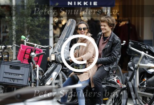 Amsterdam 8 oktober 2016
Holly Brood met vriend Soy Kroon op vespa scooter