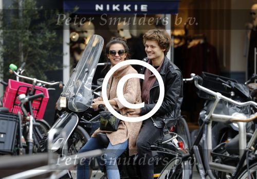 Amsterdam 8 oktober 2016
Holly Brood met vriend Soy Kroon op vespa scooter
