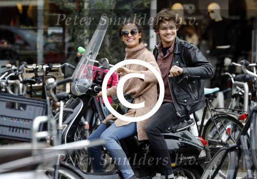 Amsterdam 8 oktober 2016
Holly Brood met vriend Soy Kroon op vespa scooter