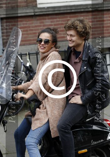 Amsterdam 8 oktober 2016
Holly Brood met vriend Soy Kroon op vespa scooter
