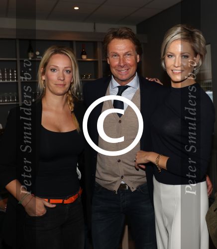 Lienden, 25 Oktober 2016
Boekuitreiking Hans Kraay Jr.
Johan Derksen Helene Hendriks en Hans Kraay Jr. Sofie Hraay