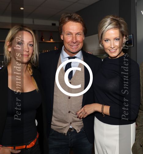 Lienden, 25 Oktober 2016
Boekuitreiking Hans Kraay Jr.
Johan Derksen Helene Hendriks en Hans Kraay Jr. Sofie Hraay