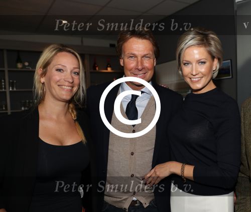 Lienden, 25 Oktober 2016
Boekuitreiking Hans Kraay Jr.
Johan Derksen Helene Hendriks en Hans Kraay Jr. Sofie Hraay
