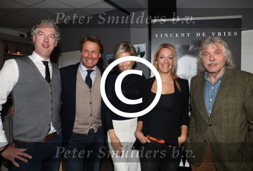 Lienden, 25 Oktober 2016
Boekuitreiking Hans Kraay Jr.
Johan Derksen Helene Hendriks en Hans Kraay Jr. Sofie Kraay Vincent de Vries