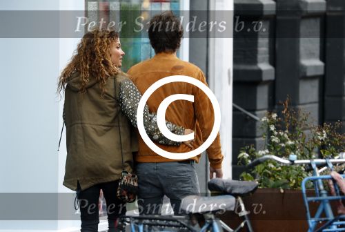 Amsterdam 6 november 2016
Katja Schuurman met haar vriend en aanstaande man Freek van  Noortwijk doen samen boodschappen