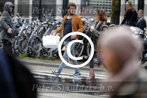Amsterdam 6 november 2016
Katja Schuurman met haar vriend en aanstaande man Freek van  Noortwijk doen samen boodschappen