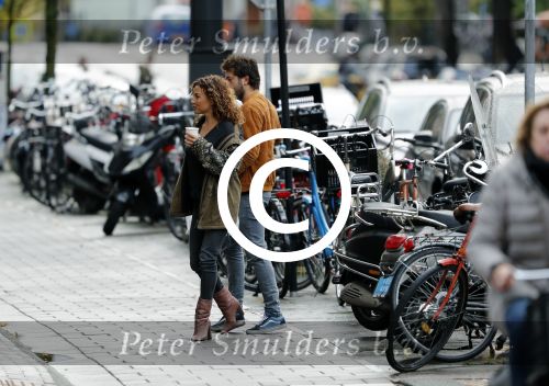 Amsterdam 6 november 2016
Katja Schuurman met haar vriend en aanstaande man Freek van  Noortwijk doen samen boodschappen