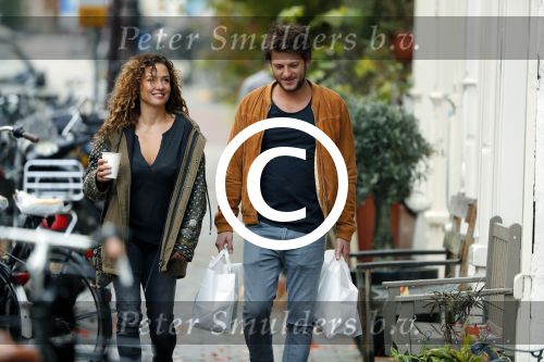 Amsterdam 6 november 2016
Katja Schuurman met haar vriend en aanstaande man Freek van  Noortwijk doen samen boodschappen