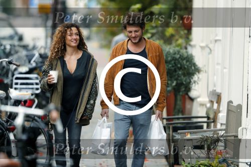 Amsterdam 6 november 2016
Katja Schuurman met haar vriend en aanstaande man Freek van  Noortwijk doen samen boodschappen