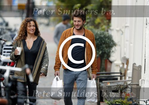 Amsterdam 6 november 2016
Katja Schuurman met haar vriend en aanstaande man Freek van  Noortwijk doen samen boodschappen