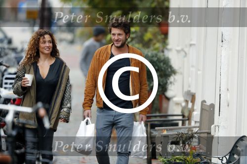 Amsterdam 6 november 2016
Katja Schuurman met haar vriend en aanstaande man Freek van  Noortwijk doen samen boodschappen