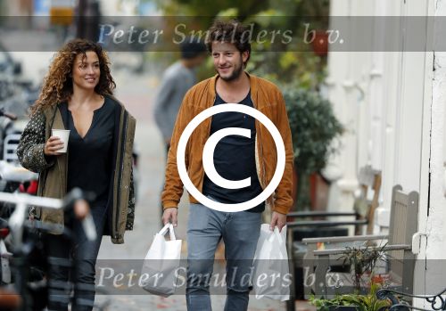 Amsterdam 6 november 2016
Katja Schuurman met haar vriend en aanstaande man Freek van  Noortwijk doen samen boodschappen