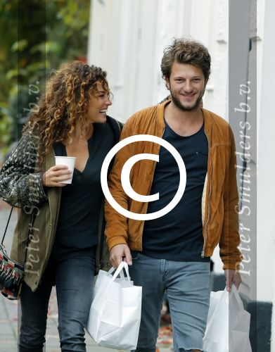 Amsterdam 6 november 2016
Katja Schuurman met haar vriend en aanstaande man Freek van  Noortwijk doen samen boodschappen