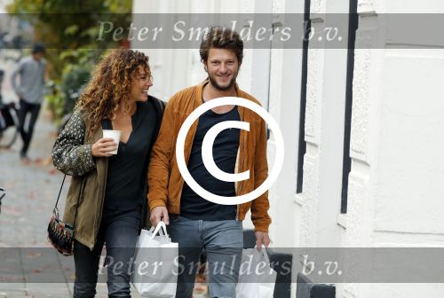 Amsterdam 6 november 2016
Katja Schuurman met haar vriend en aanstaande man Freek van  Noortwijk doen samen boodschappen