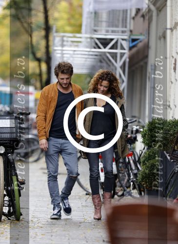 Amsterdam 6 november 2016
Katja Schuurman met haar vriend en aanstaande man Freek van  Noortwijk doen samen boodschappen