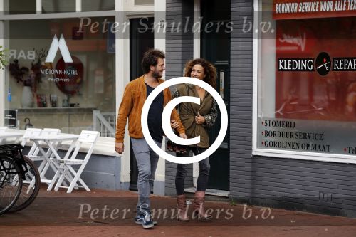 Amsterdam 6 november 2016
Katja Schuurman met haar vriend en aanstaande man Freek van  Noortwijk doen samen boodschappen
