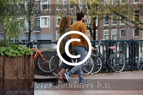 Amsterdam 6 november 2016
Katja Schuurman met haar vriend en aanstaande man Freek van  Noortwijk doen samen boodschappen
