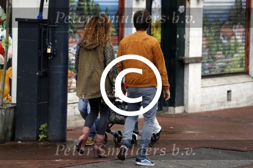 Amsterdam 6 november 2016
Katja Schuurman met haar vriend en aanstaande man Freek van  Noortwijk doen samen boodschappen