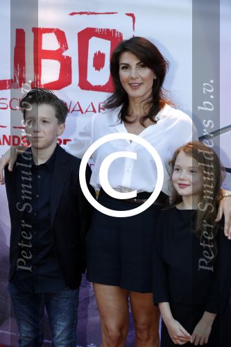 Amsterdam 24 augustus 2016
Premiere Kubo in pathe arena. Kim v Kooten met man Jacob Derwig en hun kinderen