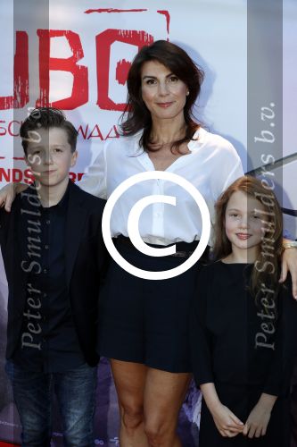 Amsterdam 24 augustus 2016
Premiere Kubo in pathe arena. Kim v Kooten met man Jacob Derwig en hun kinderen