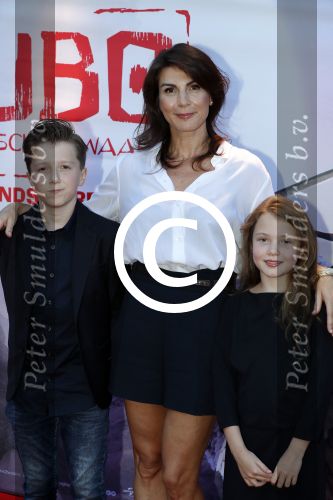 Amsterdam 24 augustus 2016
Premiere Kubo in pathe arena. Kim v Kooten met man Jacob Derwig en hun kinderen