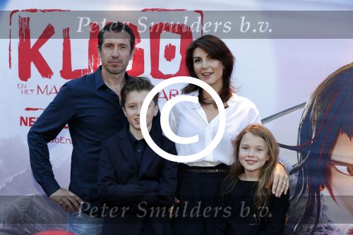 Amsterdam 24 augustus 2016
Premiere Kubo in pathe arena. Kim v Kooten met man Jacob Derwig en hun kinderen