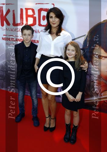Amsterdam 24 augustus 2016
Premiere Kubo in pathe arena. Kim v Kooten met man Jacob Derwig en hun kinderen