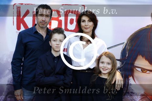 Amsterdam 24 augustus 2016
Premiere Kubo in pathe arena. Kim v Kooten met man Jacob Derwig en hun kinderen