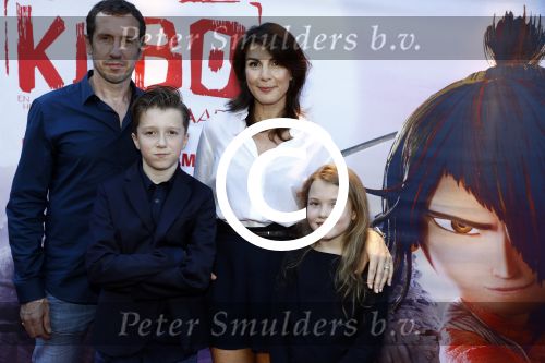 Amsterdam 24 augustus 2016
Premiere Kubo in pathe arena. Kim v Kooten met man Jacob Derwig en hun kinderen